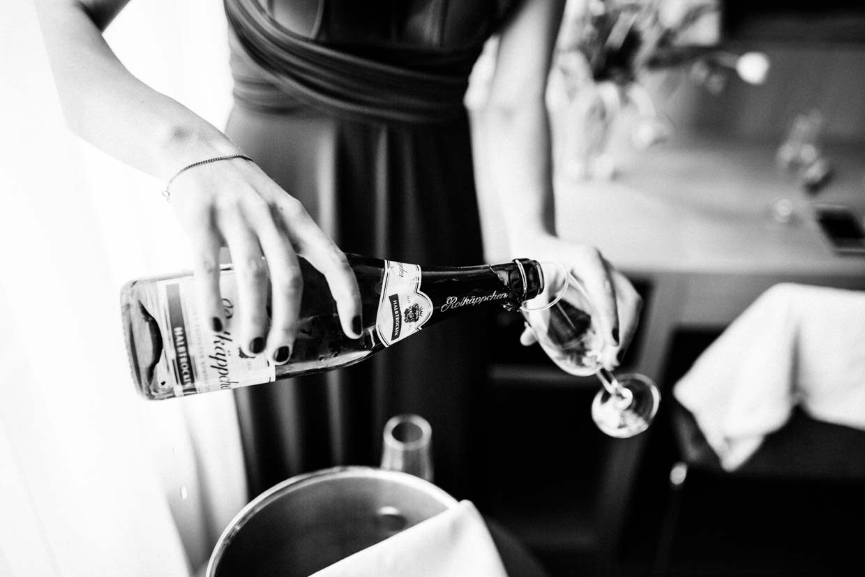 Trauzeugin schenkt Sekt ein